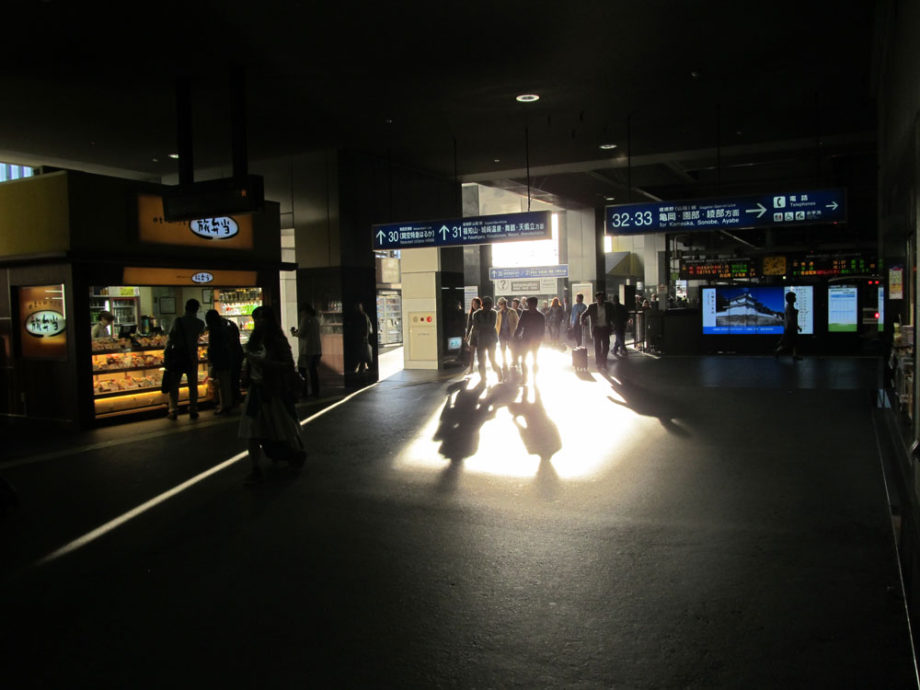 Las estaciones de metro en Japón, a pesar de las multitudes, son silenciosas.